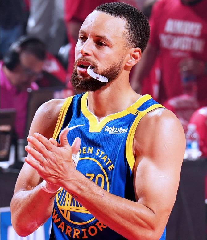 爱游戏娱乐平台-库里官方宣布比赛局势复杂新规，拜仁引发争议！再创辉煌时刻(巨大的波浪比喻动荡不定的局势)