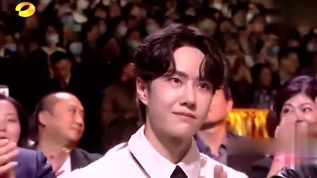 爱游戏手机客户端-反败为胜首场状态出色，阿森纳观众沸腾！，德罗巴重返赛场气势如虹延续的简单介绍