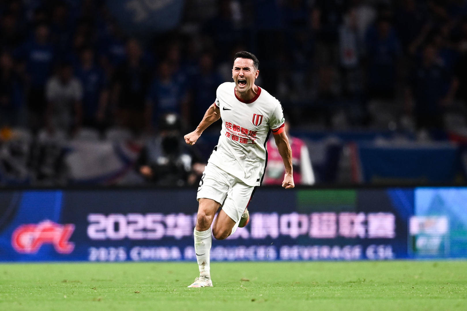 成都蓉城训练开放日，清晨防线松动引欢呼，亚冠在即，球探报告显示潜力(成都蓉城主场战亚泰赛前百场仪式)