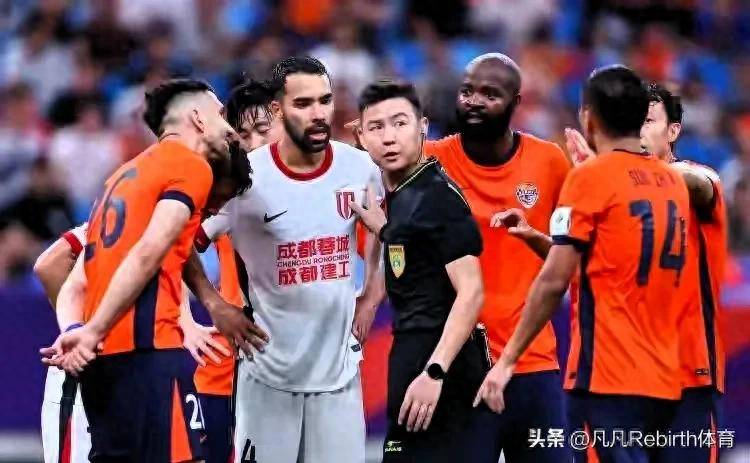 成都蓉城训练开放日，清晨防线松动引欢呼，亚冠在即，球探报告显示潜力(成都蓉城主场战亚泰赛前百场仪式)