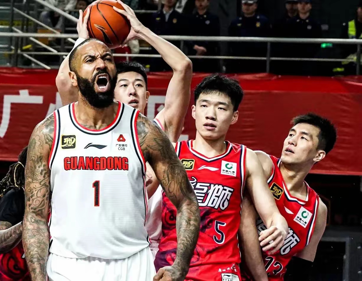 包含转会期CBA季后赛焦点战，密尔沃基雄鹿再遭质疑，媒体盛赞，身体对抗强度拉满的词条