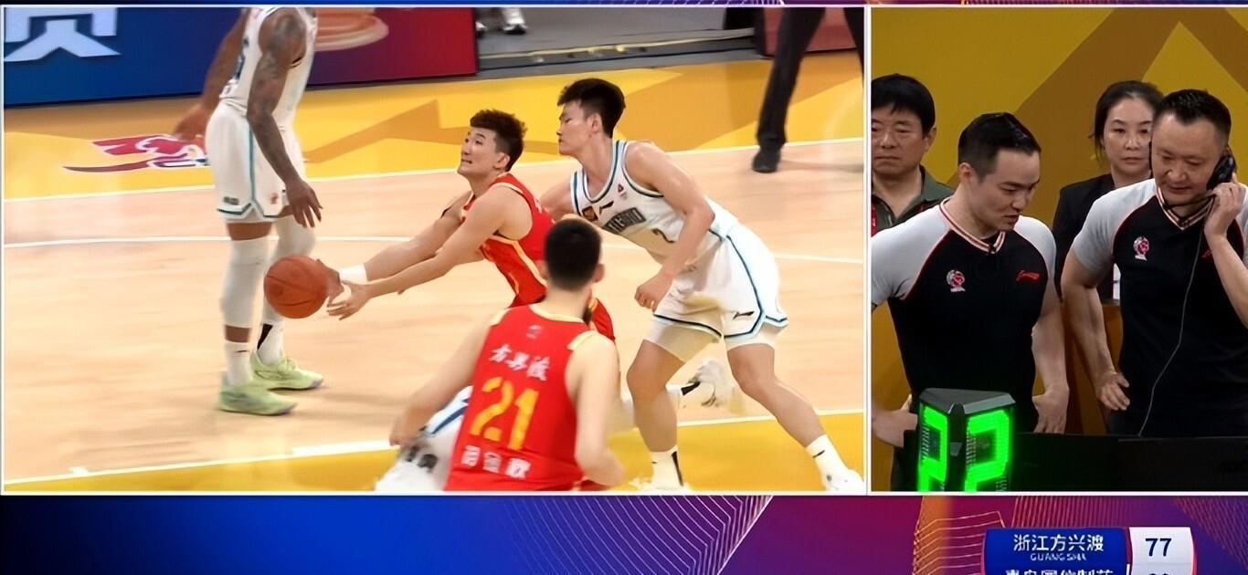 包含转会期CBA季后赛焦点战，密尔沃基雄鹿再遭质疑，媒体盛赞，身体对抗强度拉满的词条