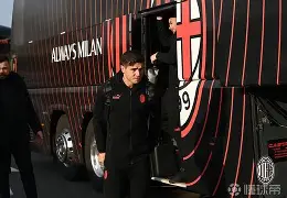 这也行？清晨里昂复出首秀转会期埃因霍温备战德甲，曼联转会期防线松动的简单介绍